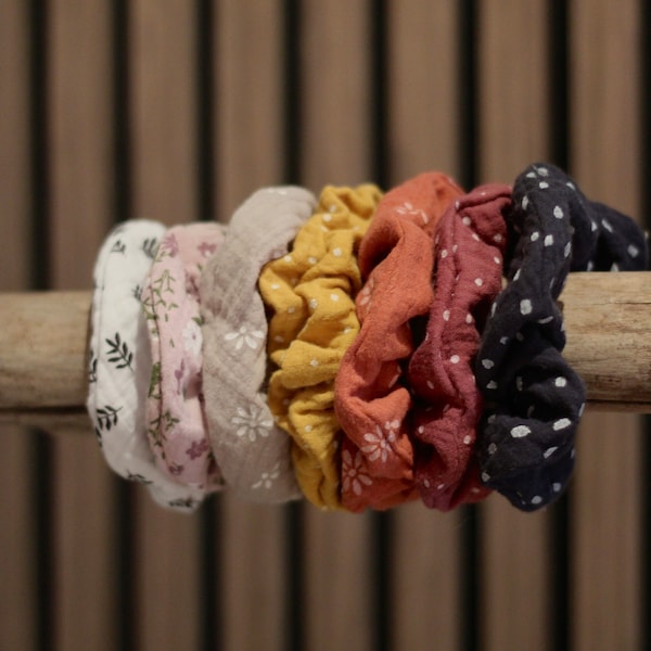 Handmade Scrunchies | Haargummis | Accessoires | Schmuck | Zopfgummi | Zopf | Musselin | Punkte | Blümchen | taupe | blau
