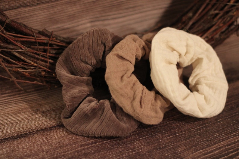 Scrunchie Set aus 3 verschiedenen Haargummis. Scrunchie cord in braungrau, Musselinscrunchie in taupe/beige und weiß