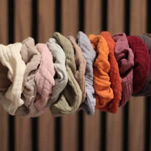 Unifarbene Musselin Scrunchies in den Farben: weiß, hellgrau, altrosa, mint, ghostgreen, taupe/beige, hellblau, orange, rostrot, flieder/lila, berry, navyblue und khaki