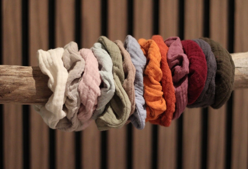 Unifarbene Musselin Scrunchies in den Farben: weiß, hellgrau, altrosa, mint, ghostgreen, taupe/beige, hellblau, orange, rostrot, flieder/lila, berry, navyblue und khaki