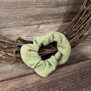 Musselin Scrunchie in ghostgreen