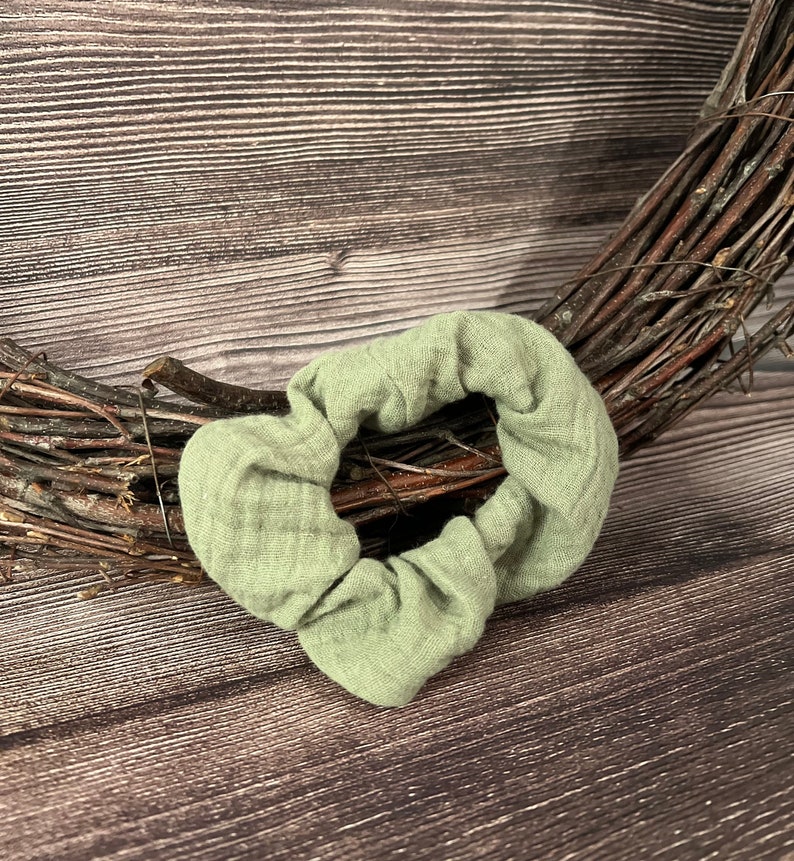 Musselin Scrunchie in ghostgreen