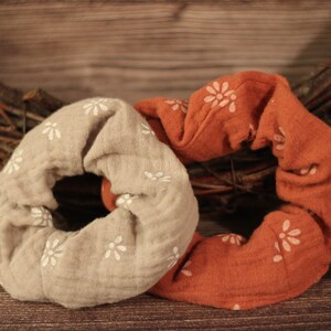 Musselin Scrunchie Set bestehend aus zwei Scrunchies: Musselin Blümchen taupe und Musselin Blümchen rostrot