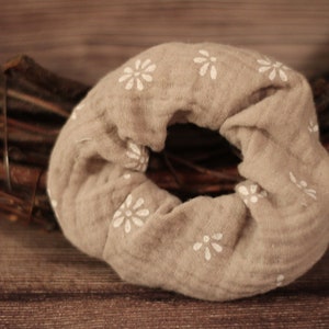 Musselin Scrunchie in taupe/beige mit weißen Blümchen drauf