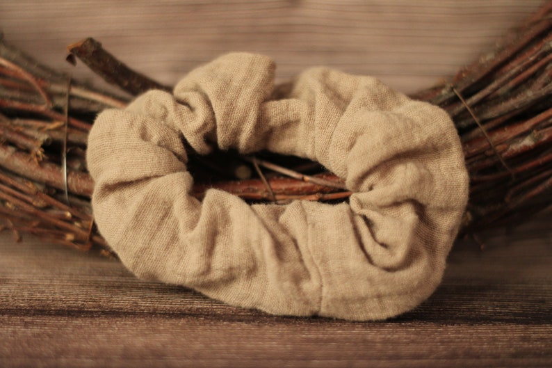 Musselin Scrunchie in taupe/beige