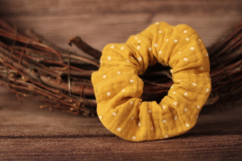 Musselin Scrunchie in gelb mit weißen Punkten