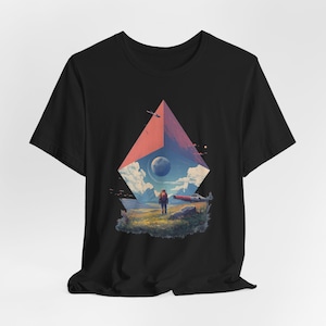 Puede incluir: Camiseta negra con un gráfico colorido que representa un paisaje futurista. Muestra a una persona frente a una forma geométrica, un planeta y aviones. El diseño utiliza tonos rojos, azules y blancos, creando un tema de ciencia ficción.