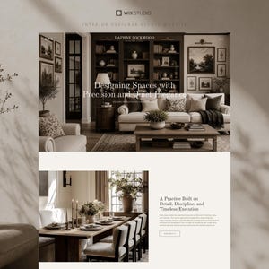 K&ouml;nnte beinhalten: Eine Website-Startseite f&uuml;r das Innenarchitekturstudio Daphne Lockwood mit einem Wohnzimmer mit cremefarbenem Sofa, dunklen Holzregalen und einem Essbereich mit Holztisch und St&uuml;hlen, alles in einer neutralen, warmen Farbpalette gehalten.