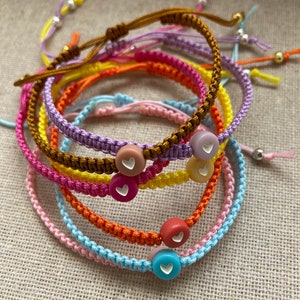 Makramee Armband, Freundschaftarmband, Herz Armband, personalisierbar, Farbwahl