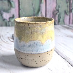 Handgetöpferter Steinzeug Becher mit bunten Glasuren. Handmade ceramic mug, pottery cup, stoneware coffe mug – unique piece.
