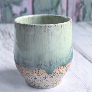 Handgetöpferter Becher mit grünen Glasuren. Handmade ceramic mug, pottery cup, stoneware coffe mug – only one available.
