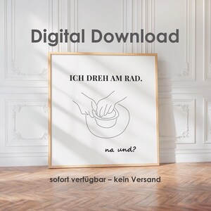 Könnte beinhalten: Ein gerahmter Digitaldruck mit dem Text "Digital Download" oben. Der Druck zeigt eine Strichzeichnung von Händen, die Ton auf einer Töpferscheibe formen, mit dem deutschen Text "ICH DREH AM RAD." und "na und?" darunter. Der Rahmen ist hellbraun.