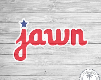 Puede incluir: Logotipo "Jawn" rojo y blanco con una estrella azul sobre un fondo de madera blanca. El logotipo es una marca de palabra estilizada con una fuente redondeada. El logotipo está rodeado por un borde blanco.