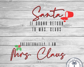 Może przedstawiać: Tło z imitacji drewna z czerwonym tekstem, który brzmi "Santa If Drunk Return To Mrs. Claus" i "Unfortunately, I am Mrs. Claus". Czerwony plastikowy kubek z czerwoną cieczą, która z niego kapie, znajduje się obok słowa "Santa".