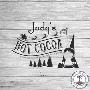 Könnte beinhalten: Schwarz-weißes Grafikdesign mit dem Text "Judy's HOT COCOA", einem Weihnachtsschlitten, Rentieren und einer Kakaotasse. Das Design beinhaltet eine Silhouette einer Person mit spitzem Hut und Kiefern.