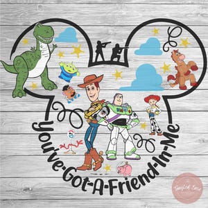Könnte beinhalten: Eine schwarz-weiße Mickey-Maus-Ohren-Silhouette mit einer Vielzahl von Toy Story-Charakteren im Inneren. Zu den Charakteren gehören Woody, Buzz Lightyear, Rex, Jessie und der Außerirdische. Der Text "You've Got A Friend In Me" ist in schwarzer Kursivschrift um die Silhouette geschrieben.