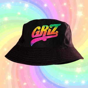 Puede incluir: Sombrero de cubo negro con un logotipo "GRIZ" degradado en arcoíris.