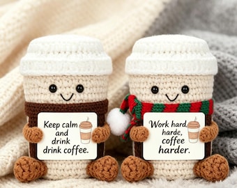Peluche de café hecho a mano con ganchillo / Compañero de escritorio con afirmaciones positivas / Regalo divertido para amantes del café / Regalo para el jefe / Decoración kawaii para la habitación