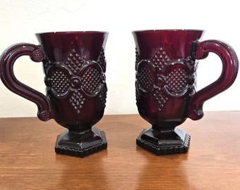 Avon 1876 Cape Cod Collection robijnrode sokkelmokken