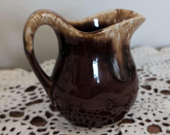 Hull Pottery 4 "brauner Tropfglasur-Sahnekrug