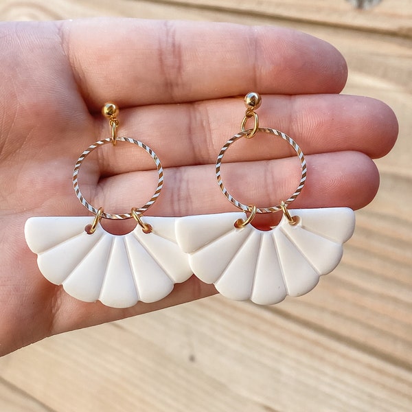 Boucles d’oreilles vintage en pâte polymère. Bijoux fin en or et feuille blanche. Très légère a portée. Idée cadeau pour elle.