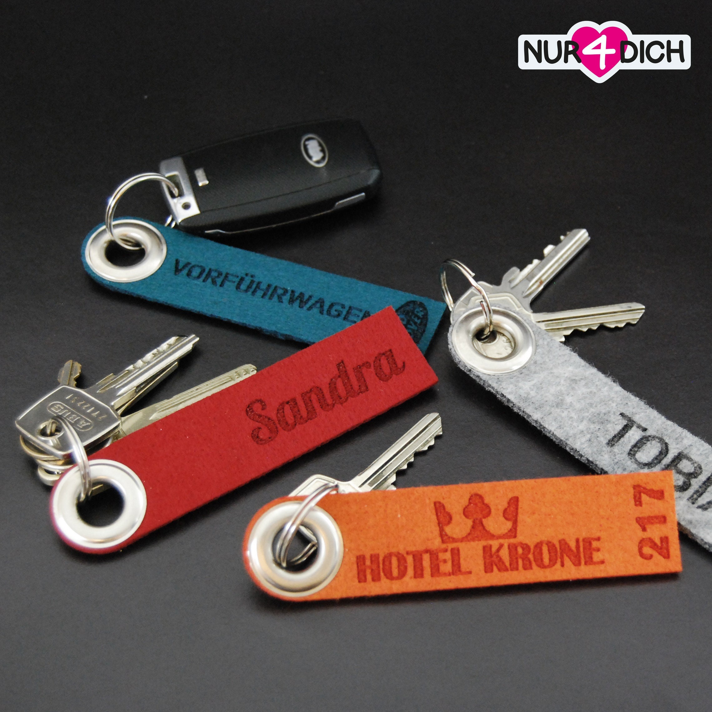 Unser Schlüsselband in Bordeaux hält deine Hände frei und deine Schlüssel  sicher. Shoppe unsere Schlüsselanhänger mit ver…