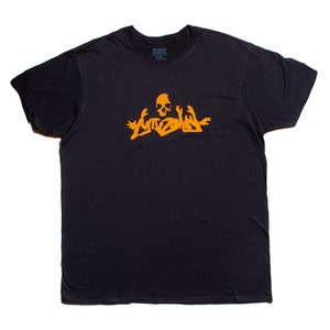 Könnte beinhalten: Ein schwarzes T-Shirt mit einer orangefarbenen Grafik eines Schädels und dem Text "Live Zomby".