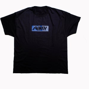 Könnte beinhalten: Schwarzes T-Shirt mit einem blauen und weißen Grafikdruck des Wortes "RETH" in einem rechteckigen Kasten.