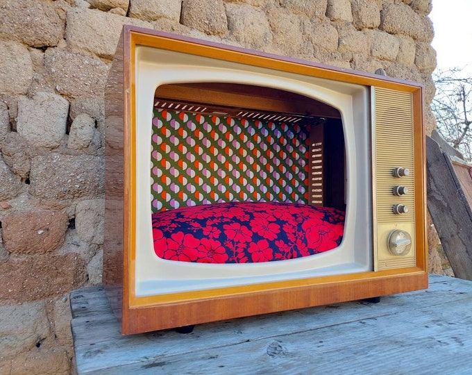 Vintage Tv Pet Bed, Upcycling 60s Console Television, Vintage Cat Bed