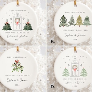 K&ouml;nnte beinhalten: Vier wei&szlig;e runde Keramik-Ornamente mit goldenen Schnurhaltern. Jedes Ornament zeigt ein anderes Design mit einem Weihnachtsmotiv. Die Designs umfassen ein Haus mit einer T&uuml;r, eine Reihe von Kiefern, einen Mistelzweig und ein Haus mit einer T&uuml;r und Kiefern. Jedes Ornament enth&auml;lt den Text "Erstes Weihnachten in" und eine personalisierte Adresse und Namen.