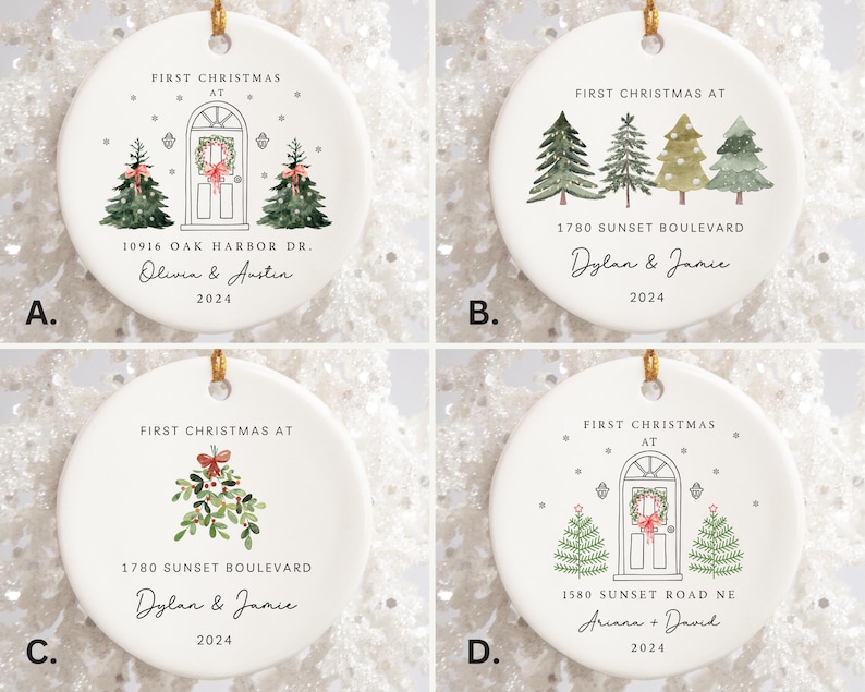 K&ouml;nnte beinhalten: Vier wei&szlig;e runde Keramik-Ornamente mit goldenen Schnurhaltern. Jedes Ornament zeigt ein anderes Design mit einem Weihnachtsmotiv. Die Designs umfassen ein Haus mit einer T&uuml;r, eine Reihe von Kiefern, einen Mistelzweig und ein Haus mit einer T&uuml;r und Kiefern. Jedes Ornament enth&auml;lt den Text "Erstes Weihnachten in" und eine personalisierte Adresse und Namen.