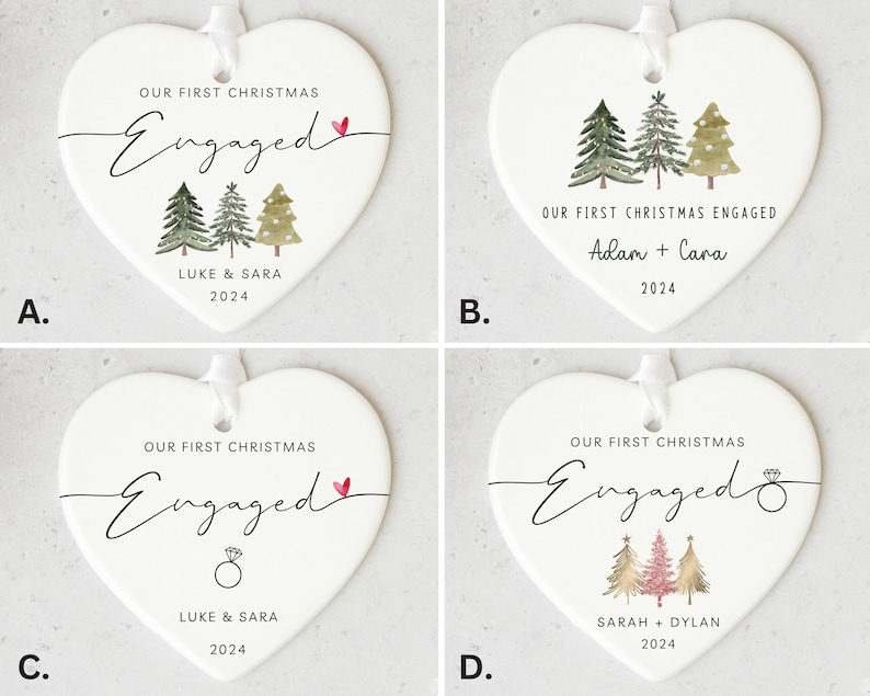 Peut inclure: Quatre ornements en c&eacute;ramique en forme de c&oelig;ur blanc avec le texte "Our First Christmas Engaged" et une image stylis&eacute;e de sapins de No&euml;l. Les ornements pr&eacute;sentent diff&eacute;rents noms et dates, notamment "Luke & Sara 2024", "Adam + Cara 2024", "Luke & Sara 2024" et "Sarah + Dylan 2024".