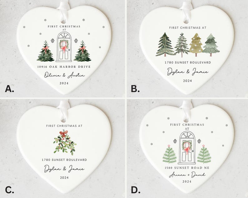 K&ouml;nnte beinhalten: Vier wei&szlig;e herzf&ouml;rmige Keramik-Ornamente mit dem Text "First Christmas at" und einem Haus mit einem Kranz an der T&uuml;r. Jedes Ornament hat eine andere Adresse und Namen. Die Ornamente sind mit Schneeflocken und Weihnachtsb&auml;umen verziert.