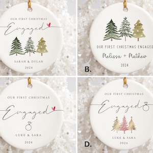 Peut inclure: Quatre ornements ronds en c&eacute;ramique blanche avec des crochets en ficelle dor&eacute;e. Chaque ornement pr&eacute;sente un motif aquarelle d'arbres de No&euml;l et le texte "Our First Christmas Engaged" avec les noms du couple et l'ann&eacute;e 2024.