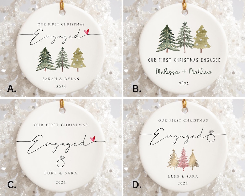 Peut inclure: Quatre ornements ronds en c&eacute;ramique blanche avec des crochets en ficelle dor&eacute;e. Chaque ornement pr&eacute;sente un motif aquarelle d'arbres de No&euml;l et le texte "Our First Christmas Engaged" avec les noms du couple et l'ann&eacute;e 2024.