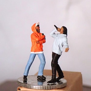Svarta rapparefigurer. Afroamerikanska hiphopsångare i skala 1:64 med mikrofon. Handmålade dioramaminiatyrer av människor