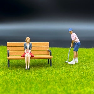 Selfie Girl, femme assise sur un banc, joueur de golf. Échelle 1:64. Personnages miniatures