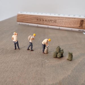 Conjunto de 5 recolectores de basura a escala HO. Figuras pintadas a mano a escala 1:87 con sacos de basura. Miniaturas para diorama de ferrocarril en miniatura.