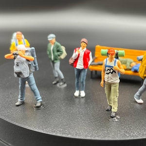 Miniature di viaggiatori/escursionisti con lo zaino in spalla. Figure umane. Scala 1:64.