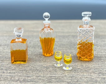 Verres et carafes à whisky miniatures. Accessoires de cuisine pour maison de poupée à l'échelle 1:12 1/24