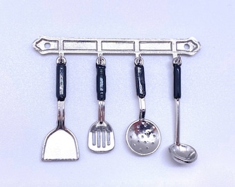 Juego de utensilios de plata en miniatura: espátula, cucharón y cuchara ranurada. Accesorios de cocina para casa de muñecas. Escala 1:12.