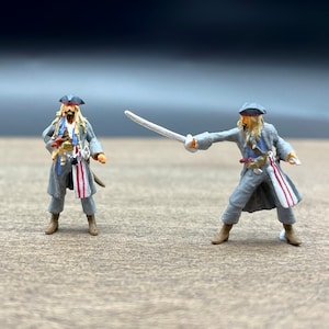 Piratenkapiteins. Standed en met zwaard. Miniatuur menselijke figuren. Schaal 1:64.