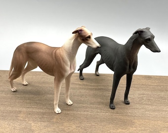 ミニチュアグレイハウンド犬の像/模型。1:6スケール（バービーと互換性