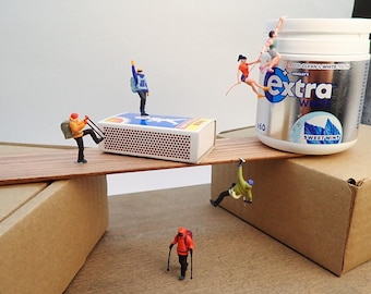 Grimpeurs miniatures, randonneurs, descendeurs en rappel. Aventuriers du plein air. Échelle 1:64