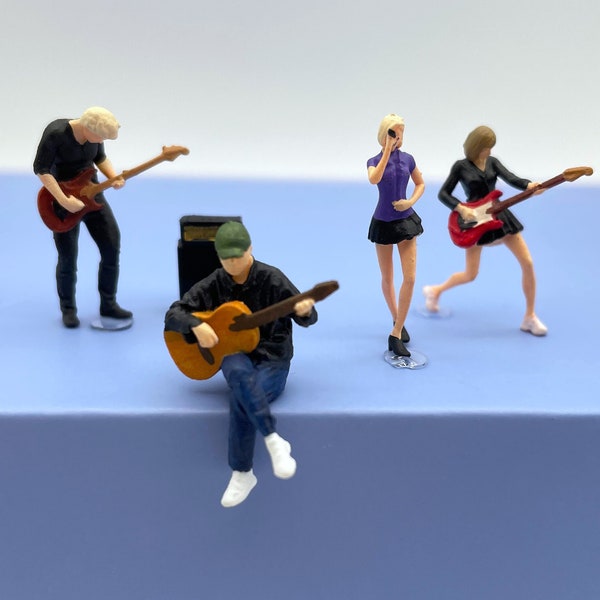 Miniatur-Musikband. Menschliche Figuren. 1:64 Maßstab. Gitarre, Bassist, Amp, Sänger