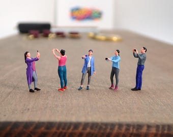 1:87 Scale Miniature People Taking Photos - HO Scale Handpainted Selfie Figures - Tiny Model Railway Diorama Figurines