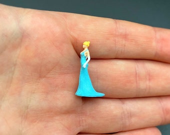 Miniatuurprinses in blauwe balkamerjurk. Menselijke figuur op schaal 1:64