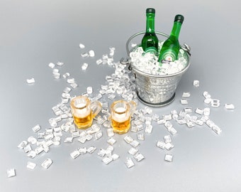 Set de cubo de hielo y cerveza en miniatura. Accesorios para casa de muñecas. Escala 1:6.