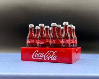 Caja miniatura de refrescos. 12 botellas de cola. Accesorios para casa de muñecas a escala 1:6.