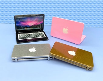 Ordinateur portable Apple Mini Macbook argenté miniature. Accessoires pour maison de poupée à l'échelle 1:6